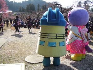 ドームくんと一緒に、太鼓部の演奏を聴いたよ