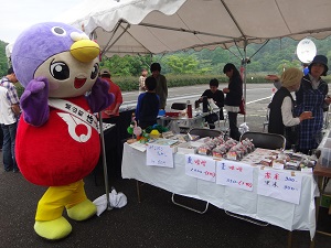 鳩山物産店も大盛況でした