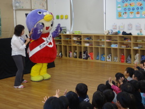 みんなと一緒に手をキレイキレイにするぞ