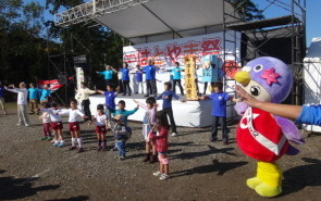 鳩山健康づくりサポーターの会の皆さんと鳩山健康体操音頭を踊ったよ!