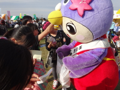 ティッシュをお友達に配りました~