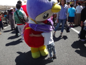 はーとんと子ども抱きつく
