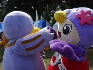 はーとんとコバトンハイタッチ