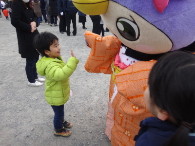 男の子とハイタッチはーとん