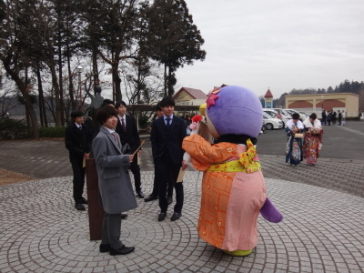 はーとんお祝い看板持ってお祝い