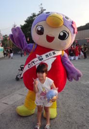 はーとぬいぐるみ持った子とはーとん