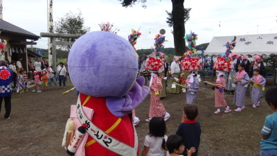 はーとんと一緒に祭りを見学