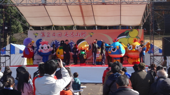 ステージにてもろ丸ダンスにとまどう