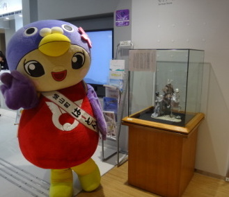 瓦の前ではーとん
