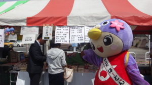 はーとんと美味の会出店ブースで呼び込み!