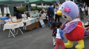 はーとん子供たちに囲まれる