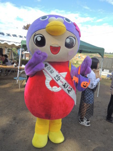はーとんハロウィンバックを持つ
