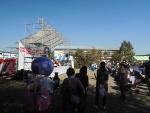 幼稚園児の体操を見守るはーとん