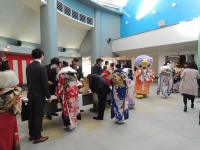 成人者を文化会舘ホワイエで出迎え