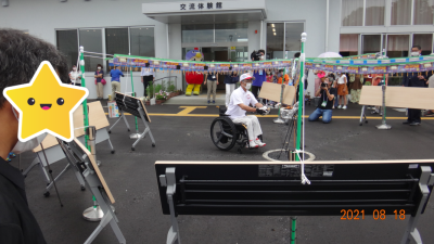火を取り出す作業を見守るはーとん