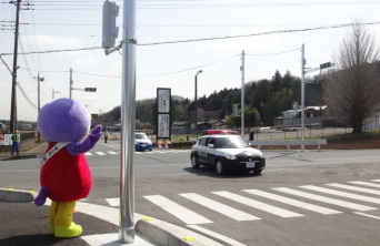 通り初めを見守るはーとん