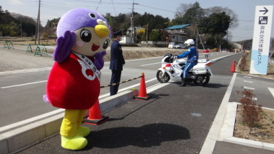 通り初めを見送るはーとん