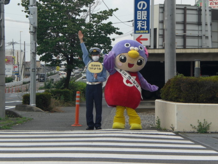 警察官と一緒にハンドサイン