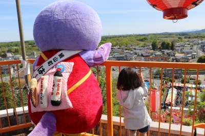 展望台で女の子と景色をみる