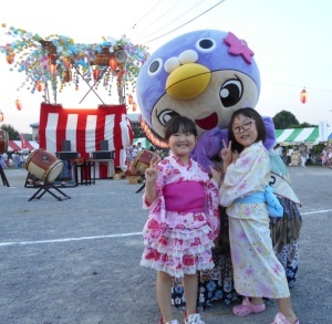 やぐらをバックに女の子たちと撮影
