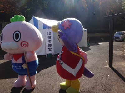 ステージ前で意気込むはーとん