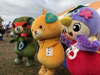 愛媛県みきゃんとダークみきゃんとはーとん