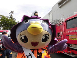 消防のヘルメットをかぶっているはーとん
