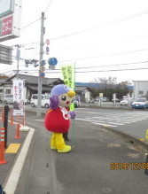 いろんな方に手を振ってアピールはーとん