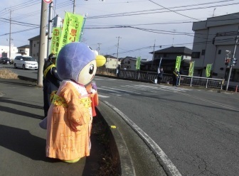 交差点で啓発中