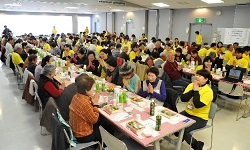 鳩山100人で囲む食卓