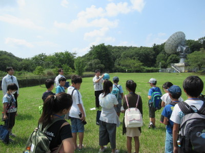 地球観測センター職員の説明