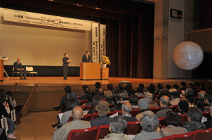 開会の挨拶をする小峰町長