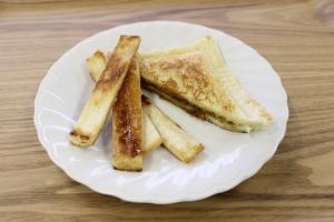 食エコ_残ったカレーでホットサンド＆食パンのミミでシュガーラスク