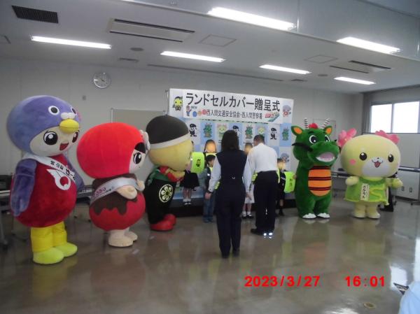 写真撮影に緊張ぎみのはーとん