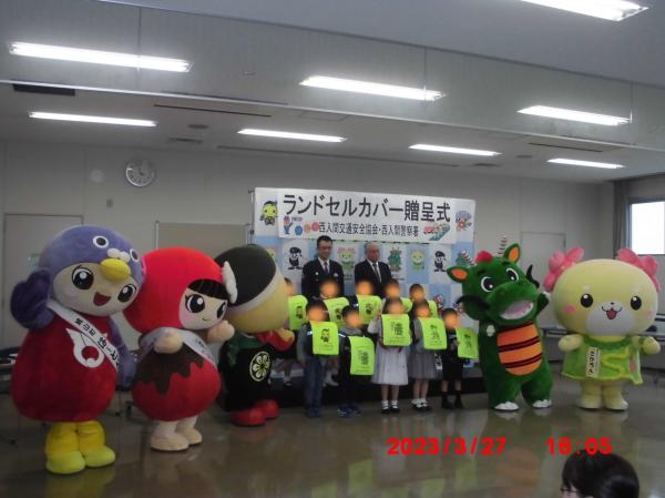 慣れてきたので敬礼してみた