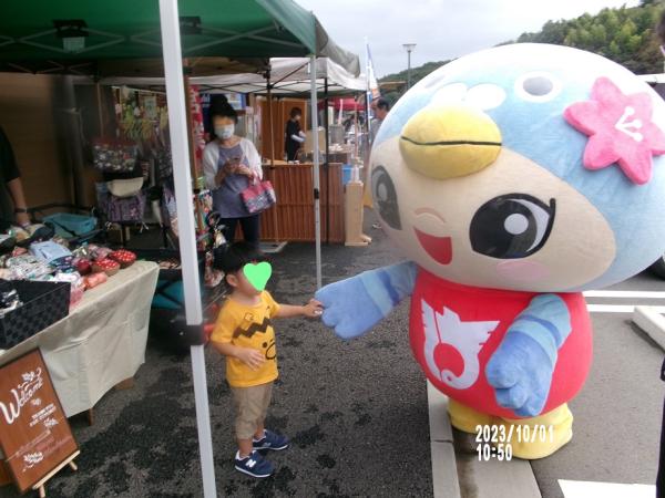 少年と握手
