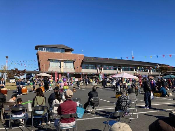 川島町役場庁舎前駐車場が会場
