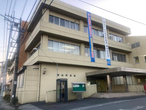 鳩山町役場外観