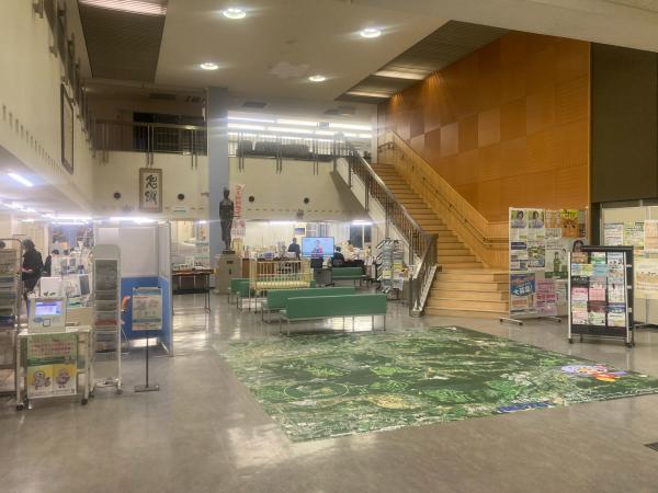鳩山町役場の写真（ロビー）